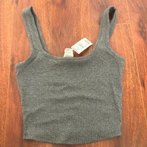 grey tank top